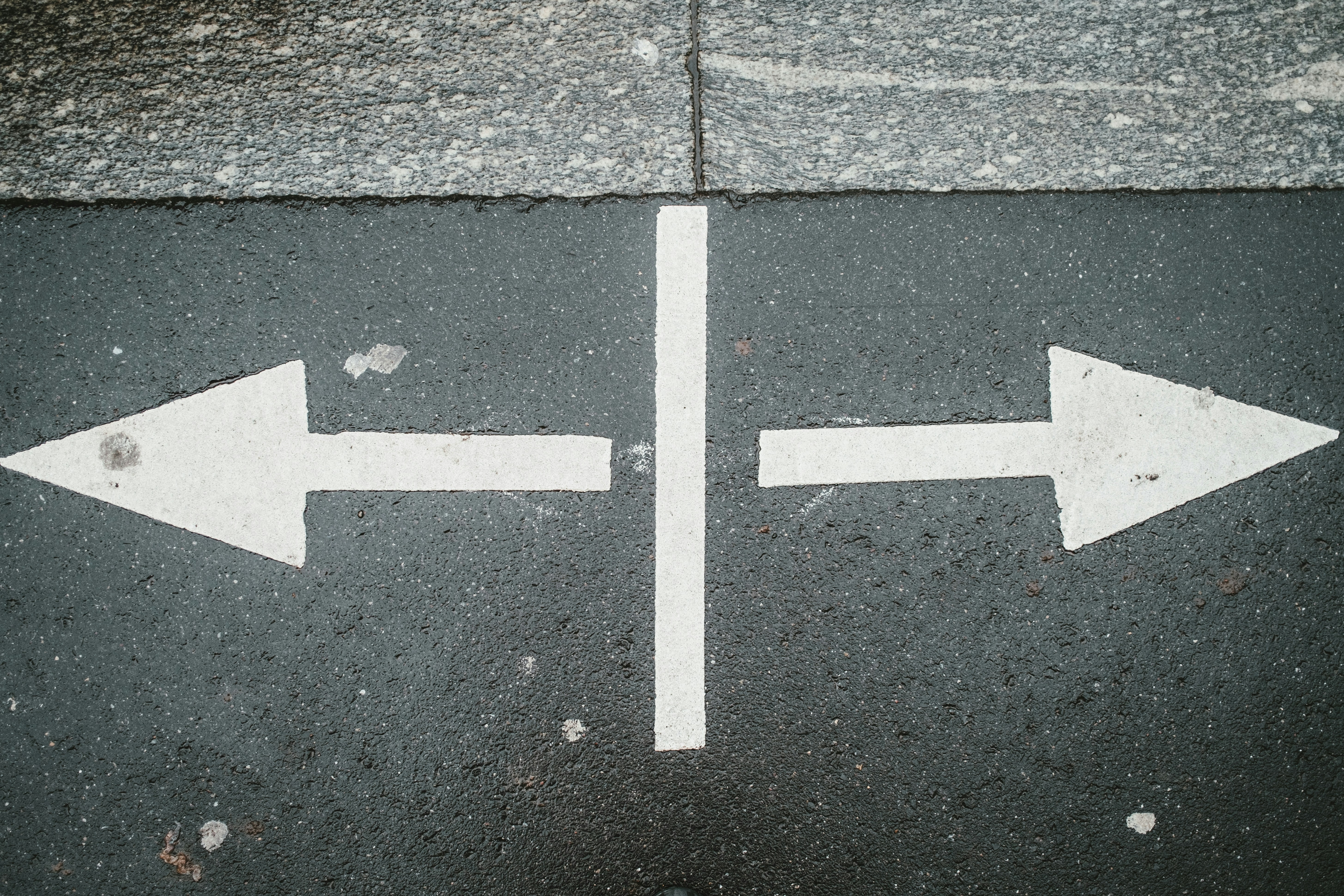 arrow pointing right and left